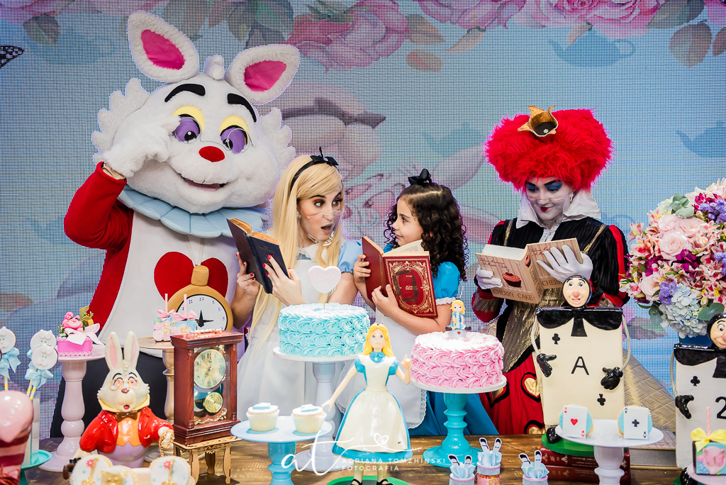 fotografia-festa-infantil-rj, tema-alice-no-pais-das-maravihas, fotografia-de-familia, adriana-tomzhinski-fotografia, foto-aniversario-infantil, fotografo-aniversario-infantil, casa-de-festas-espaco-baoba, tijuca