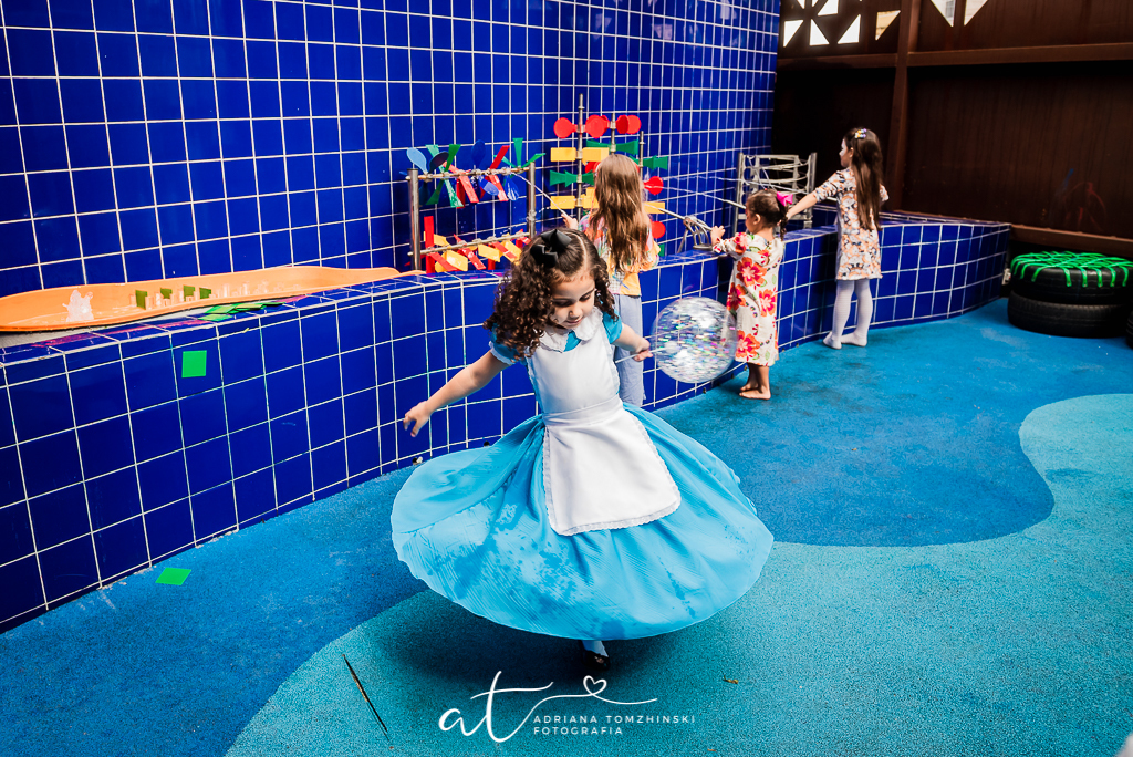 fotografia-festa-infantil-rj, tema-alice-no-pais-das-maravihas, fotografia-de-familia, adriana-tomzhinski-fotografia, foto-aniversario-infantil, fotografo-aniversario-infantil, casa-de-festas-espaco-baoba, tijuca