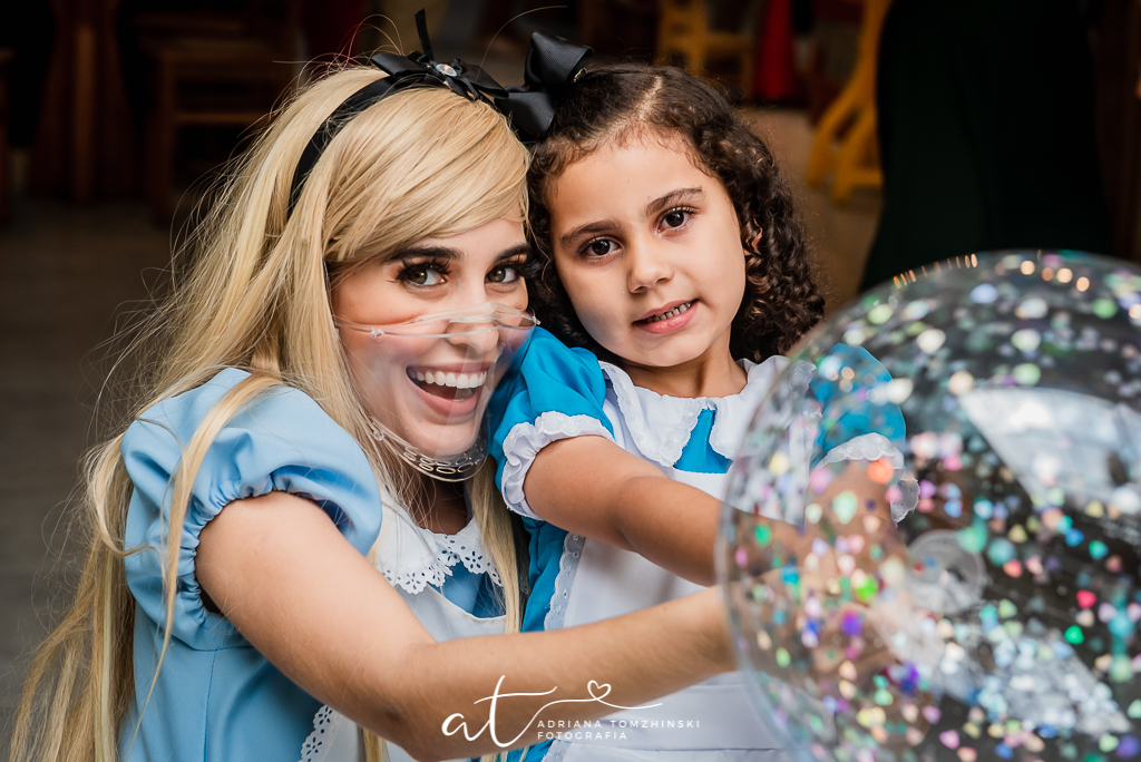 fotografia-festa-infantil-rj, tema-alice-no-pais-das-maravihas, fotografia-de-familia, adriana-tomzhinski-fotografia, foto-aniversario-infantil, fotografo-aniversario-infantil, casa-de-festas-espaco-baoba, tijuca