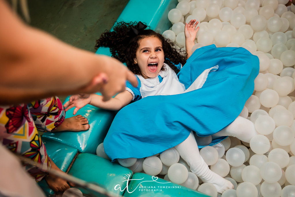 fotografia-festa-infantil-rj, tema-alice-no-pais-das-maravihas, fotografia-de-familia, adriana-tomzhinski-fotografia, foto-aniversario-infantil, fotografo-aniversario-infantil, casa-de-festas-espaco-baoba, tijuca