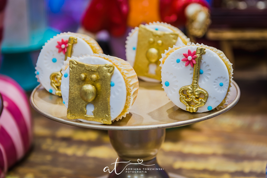 fotografia-festa-infantil-rj, tema-alice-no-pais-das-maravihas, fotografia-de-familia, adriana-tomzhinski-fotografia, foto-aniversario-infantil, fotografo-aniversario-infantil, casa-de-festas-espaco-baoba, tijuca