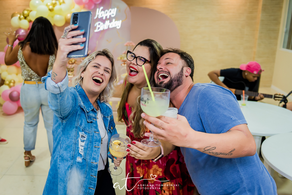 fotografia-festa-adulto-rj, tema-rosa, fotografia-de-familia, adriana-tomzhinski-fotografia, foto-aniversario-adulto, fotografo-aniversario, festa-no-play