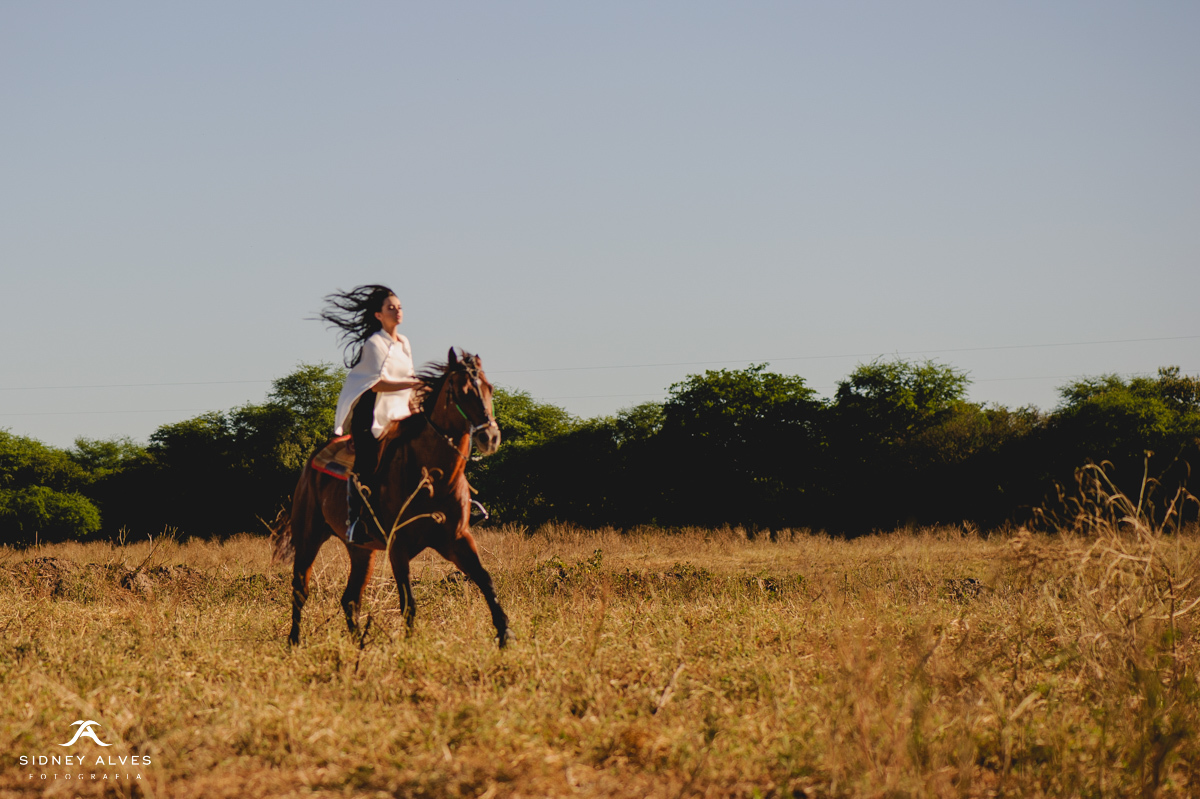 Mariana Cavalcanti cavalgando