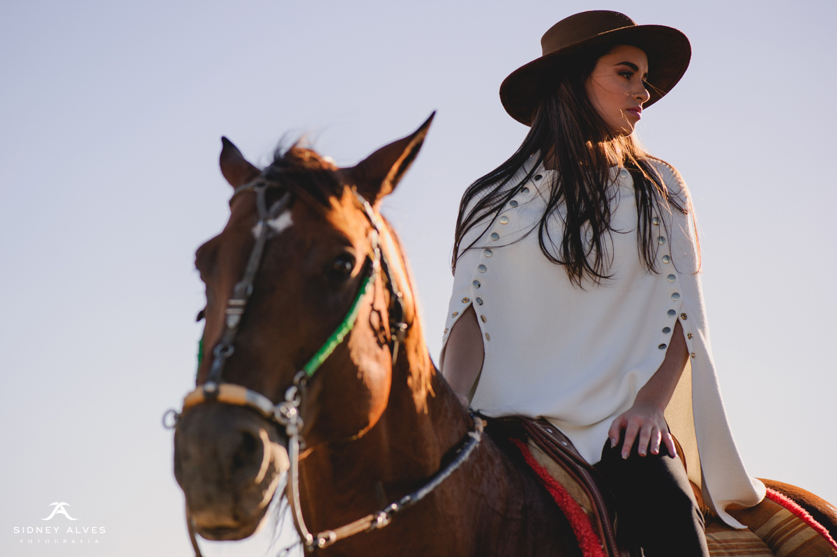 Mariana Cavalcanti passeando a cavalo