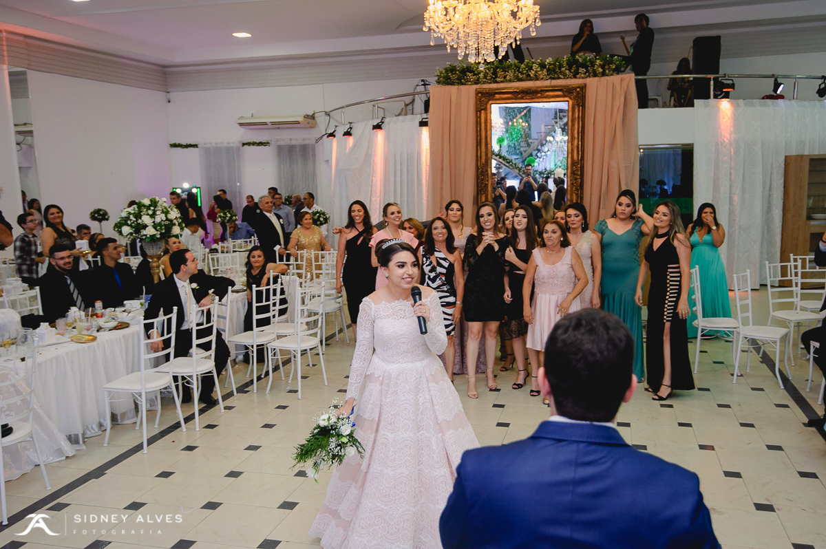 Clebianne jogando o buque