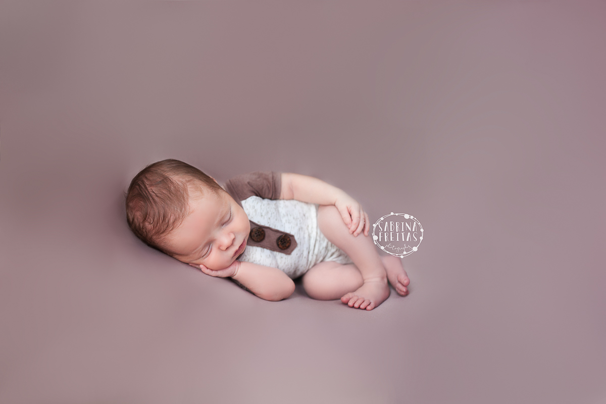 Gabriel com 11 dias de muita fofura, bebê recém nascido fotografado por Sabrina Freitas Fotografias através da modalidade newborn na Grande Florianópolis