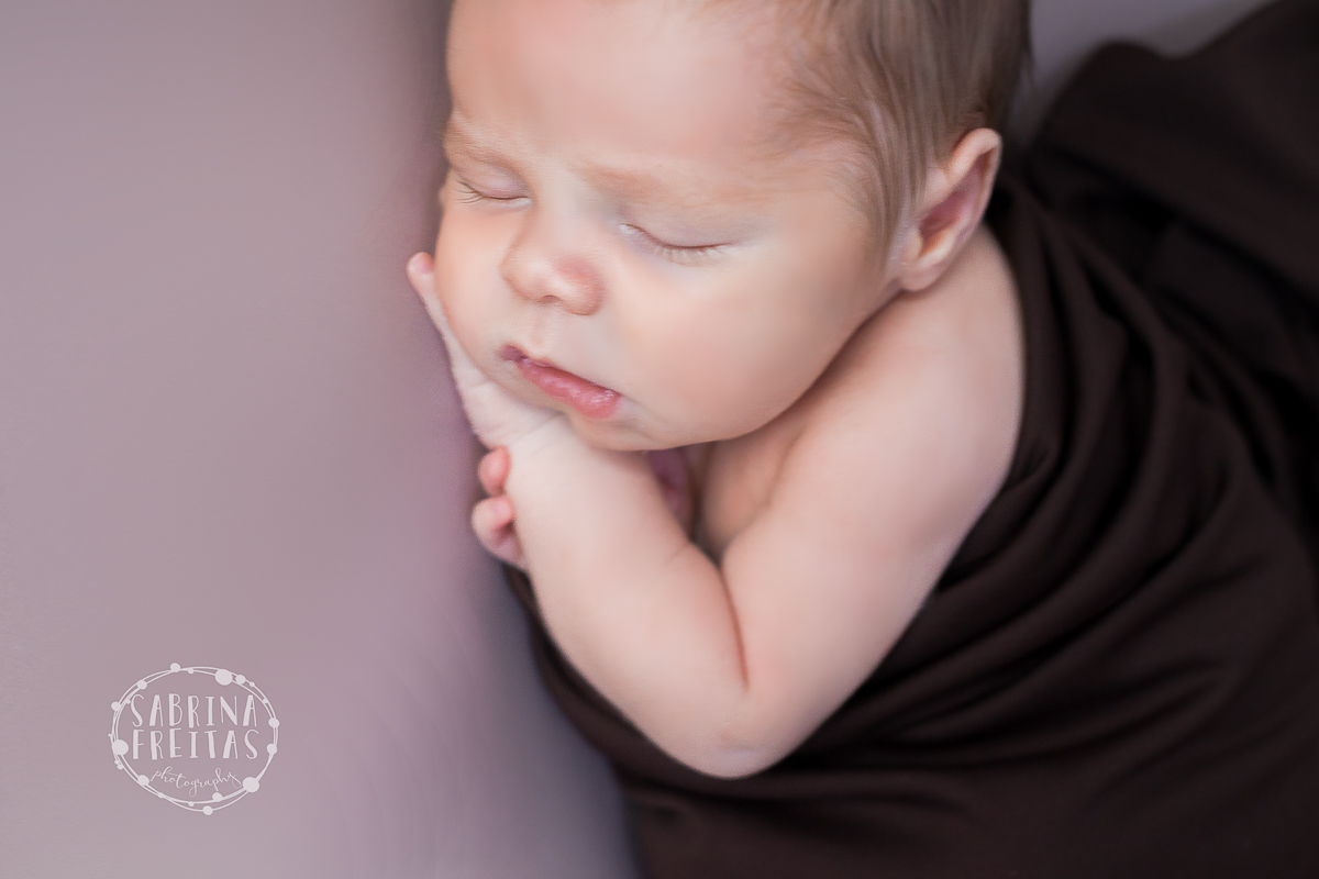 Gabriel com 11 dias de muita fofura, bebê recém nascido fotografado por Sabrina Freitas Fotografias através da modalidade newborn na Grande Florianópolis