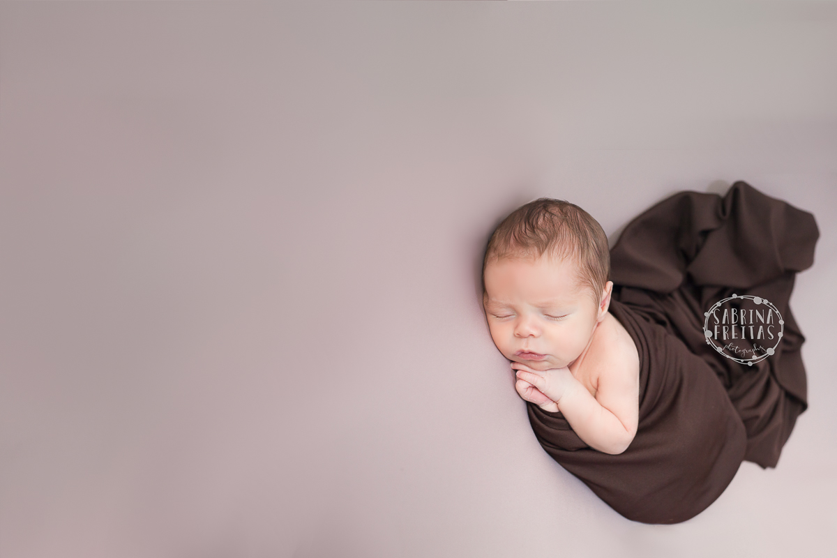 Gabriel com 11 dias de muita fofura, bebê recém nascido fotografado por Sabrina Freitas Fotografias através da modalidade newborn na Grande Florianópolis