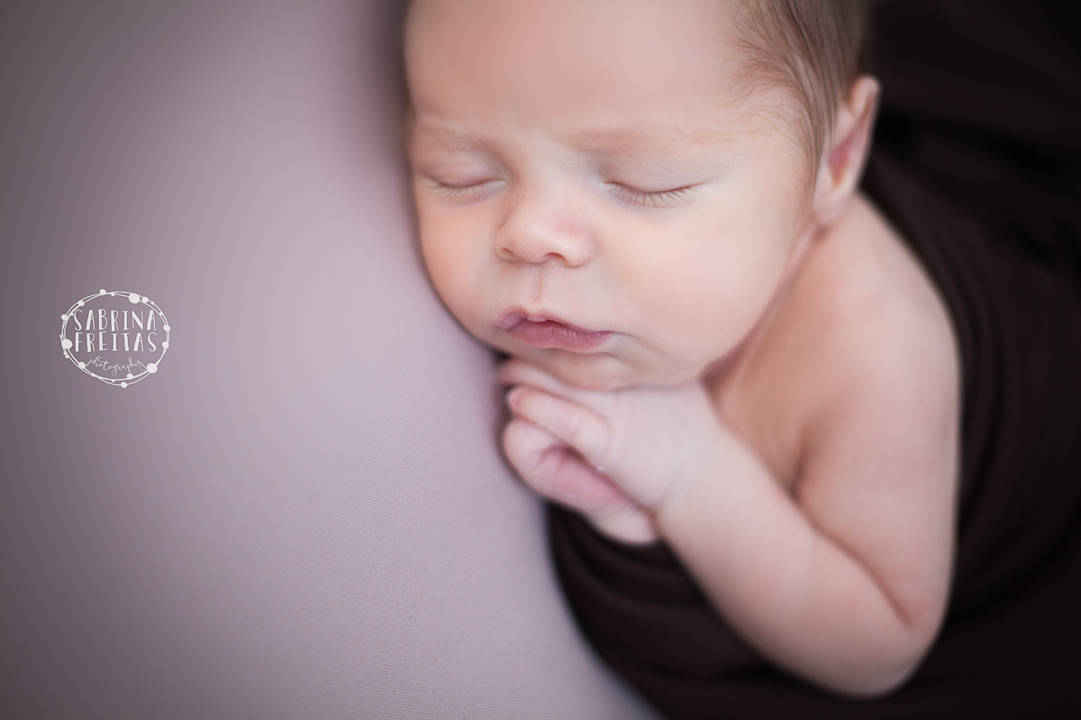 Gabriel com 11 dias de muita fofura, bebê recém nascido fotografado por Sabrina Freitas Fotografias através da modalidade newborn na Grande Florianópolis