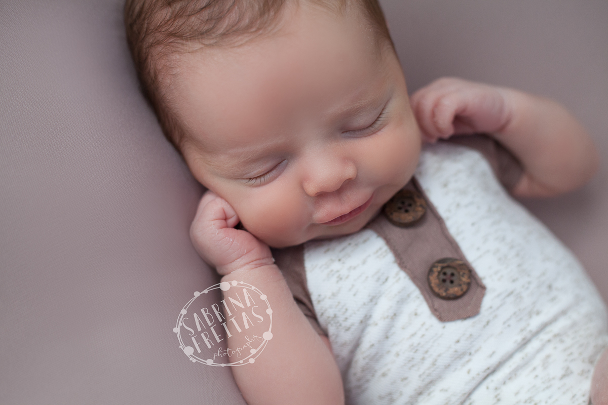 Gabriel com 11 dias de muita fofura, bebê recém nascido fotografado por Sabrina Freitas Fotografias através da modalidade newborn na Grande Florianópolis