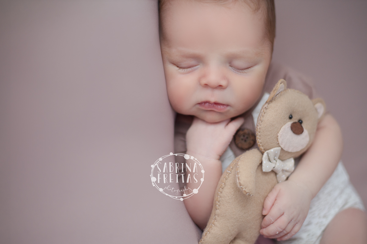 Gabriel com 11 dias de muita fofura, bebê recém nascido fotografado por Sabrina Freitas Fotografias através da modalidade newborn na Grande Florianópolis