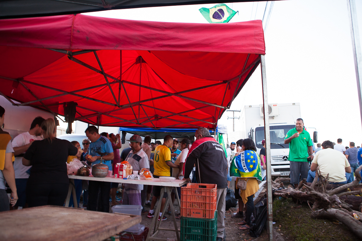 Fotografias das manifesta&ccedil;&otilde;es dos caminhoneiros em Palho&ccedil;a, registro feito por Sabrina Freitas Fotografias