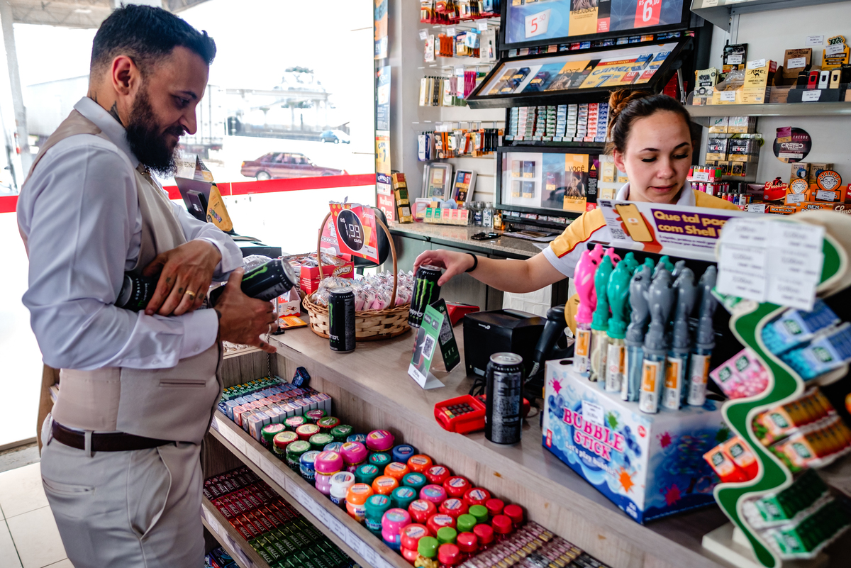 Noivo Parando no Posto de Gasolina