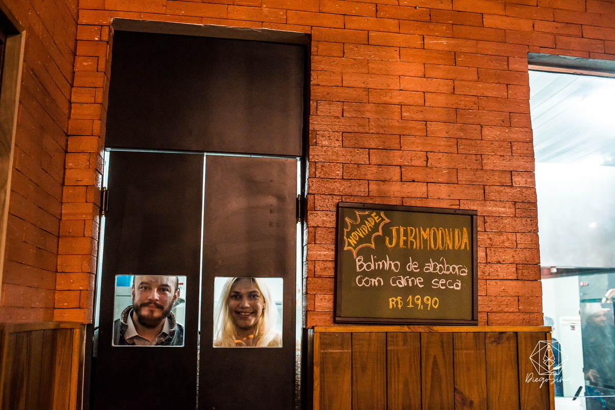 Foto na Janela do bar em curitiba