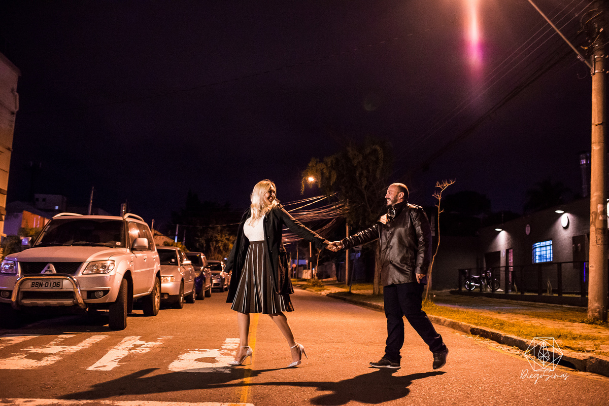 Casal caminha rua Curitiba