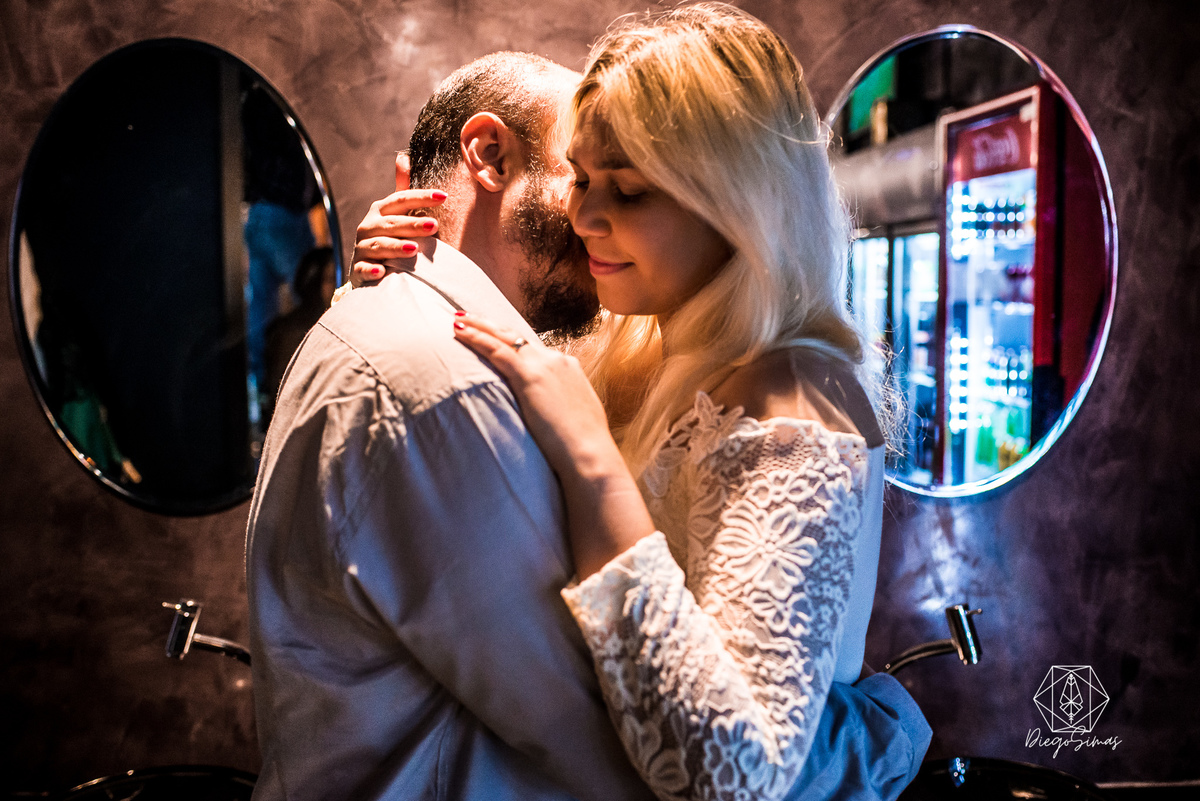 Casal se beijando bar