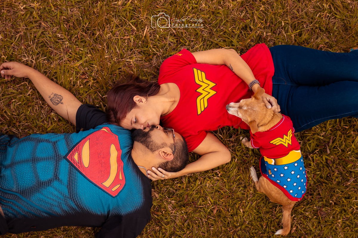 parque do Carmo casal se beijando deitado na grama