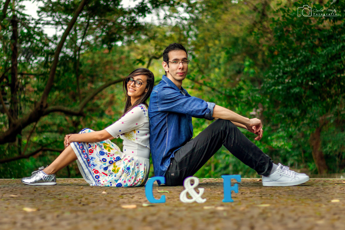 pose com as iniciais dos nomes