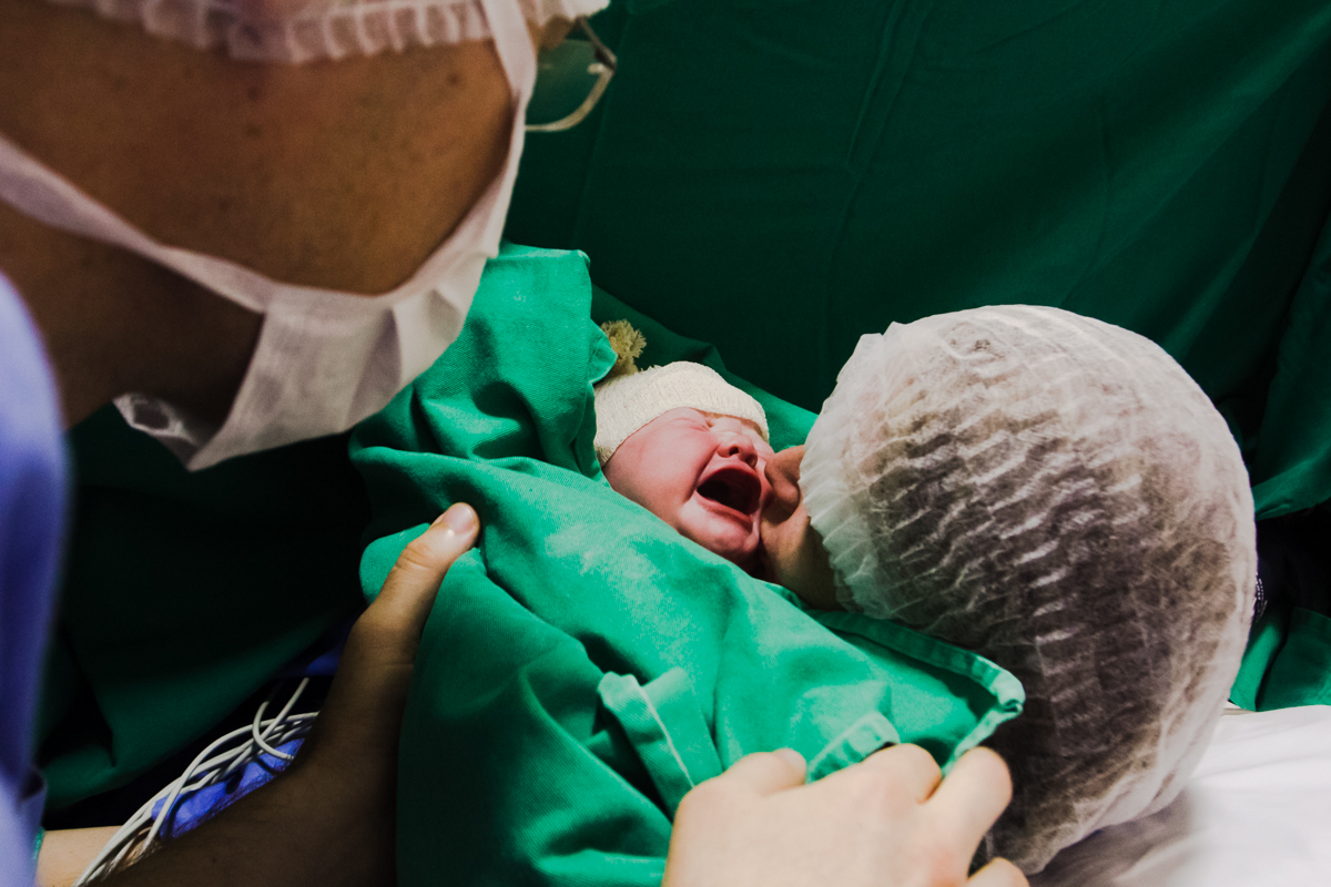 Retrato da bebê logo ao nascer, a mãe dá o primeiro beijo na Natalia