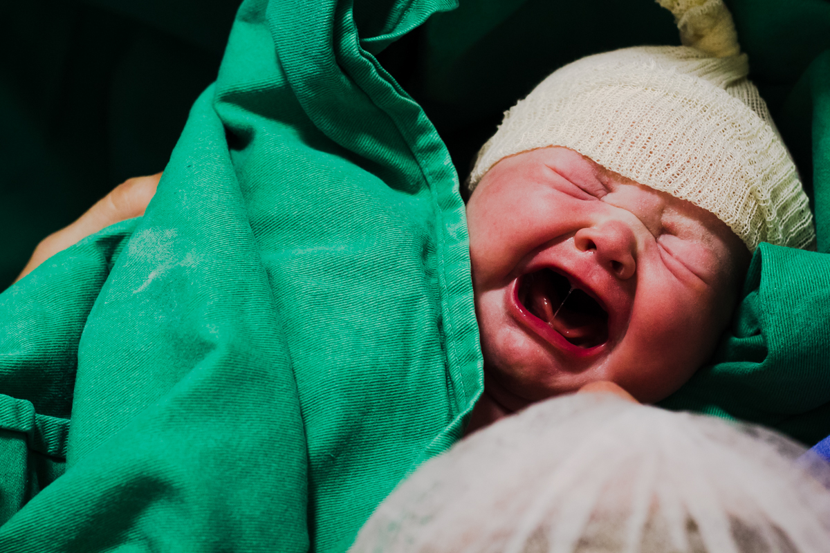 Foto da bebê Natalia chorando assim que nasce