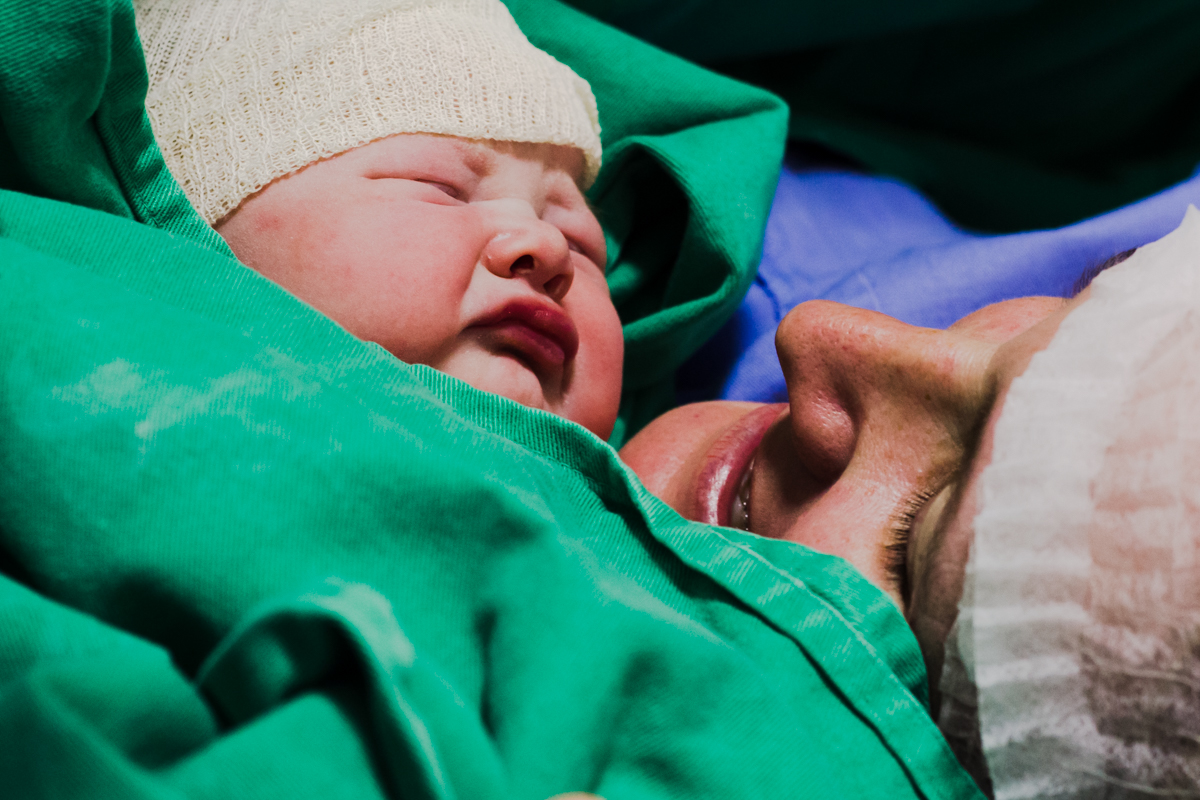 foto da mãe e bebê após o parto