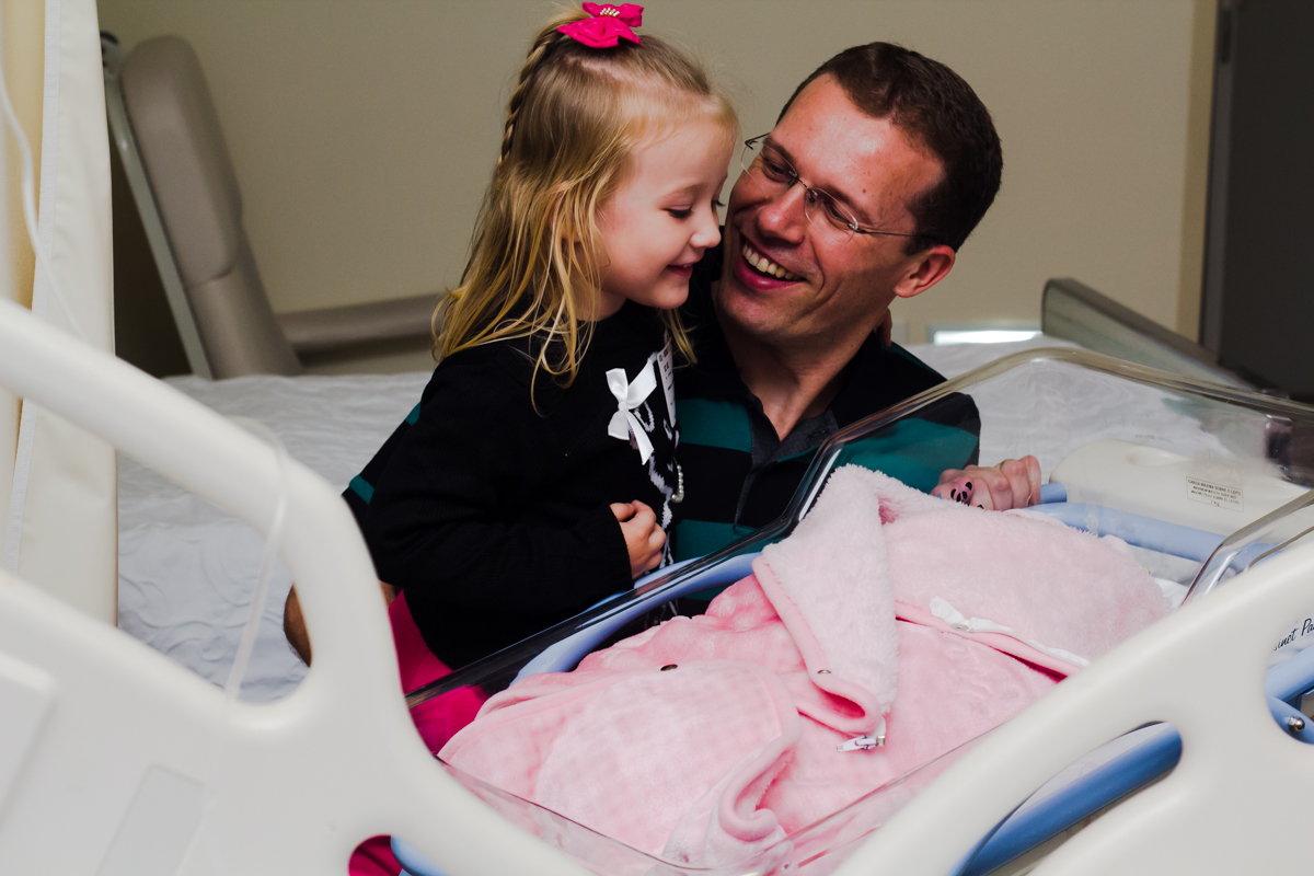 Esta é a irmã da Natalia uma fofa, ela está tão feliz com a chegada da nova irmazinha