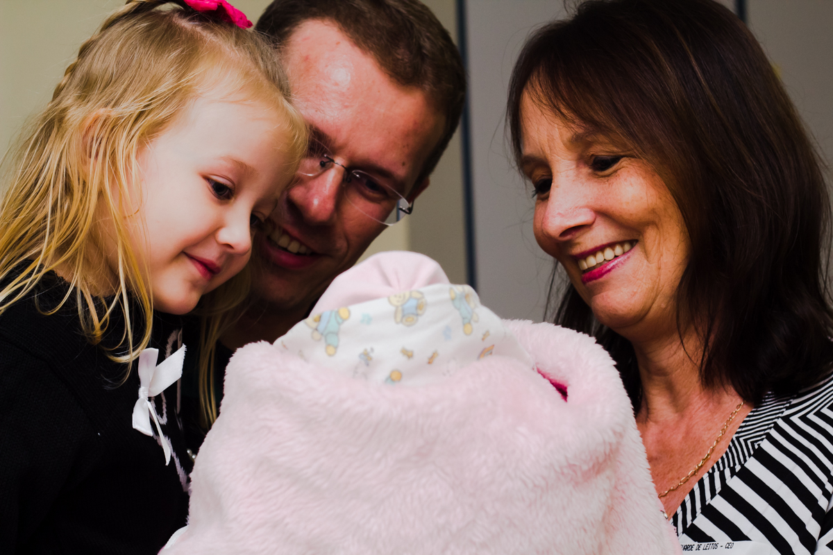 com sorriso no rosto, estão todos felizes com o nascimento da nova integrante da família a Natalia. Nasceu dia 22/05/2017 em Joinville no Hospital e Maternidade Dona Helena