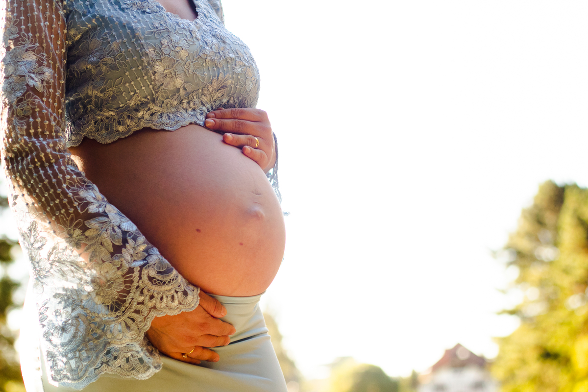 foto feita pela aline paim detalhe da barriga da gravida, book gestante 