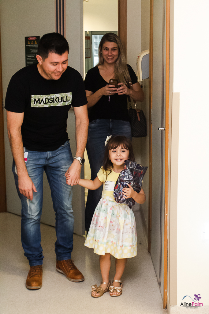 Irmã Isadora chegando na maternidade dona helena para conhecer seu irmãozinho Theo, foto feita pela aline paim fotografia