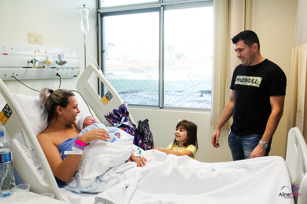 Foto da aline paim do momento em que os irmãos se conhecem pela primeira vez