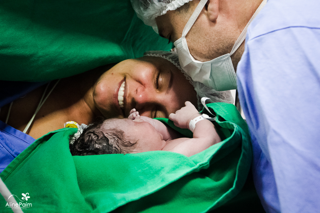 fotografia da família feliz, completa com a chegada do Theo, Aline Paim quem acompanhou o parto no hospital e maternidade dona helena