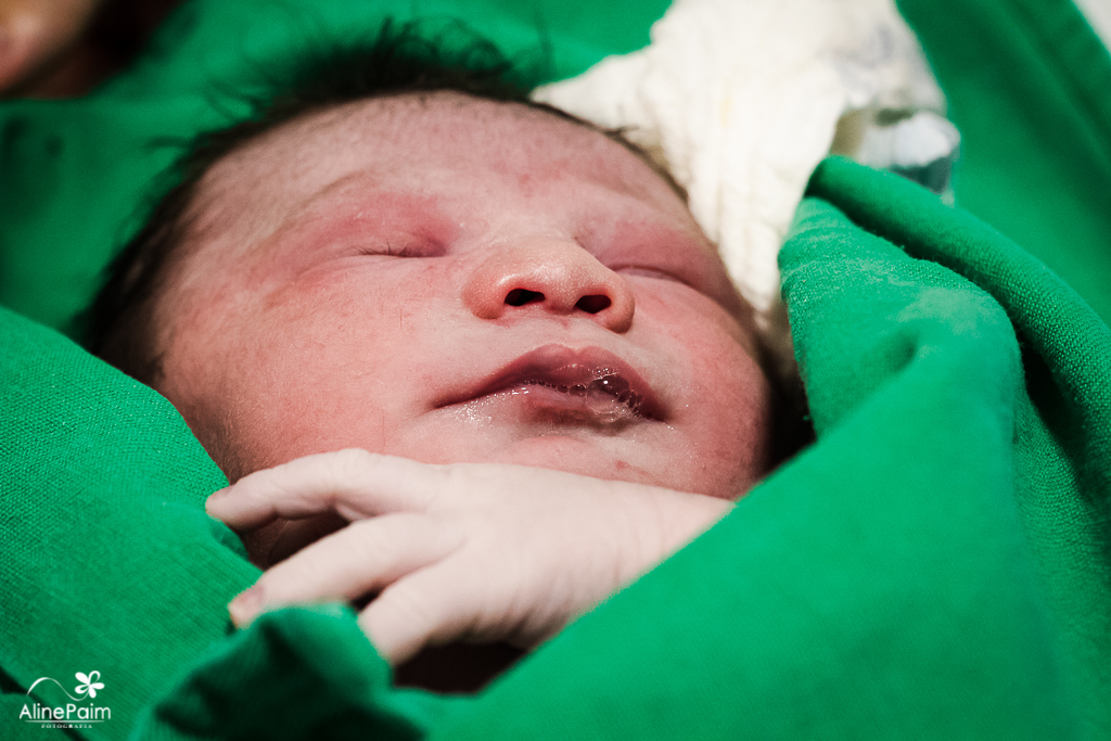 na foto bebezinho theo logo apos o nascimento, ele nasceu dia 15-06-2019 no hospital e maternidade dona helena em joinville, pesando 3.355kg e 46,5cm de gostosura fotografado pela fotografa aline paim 
