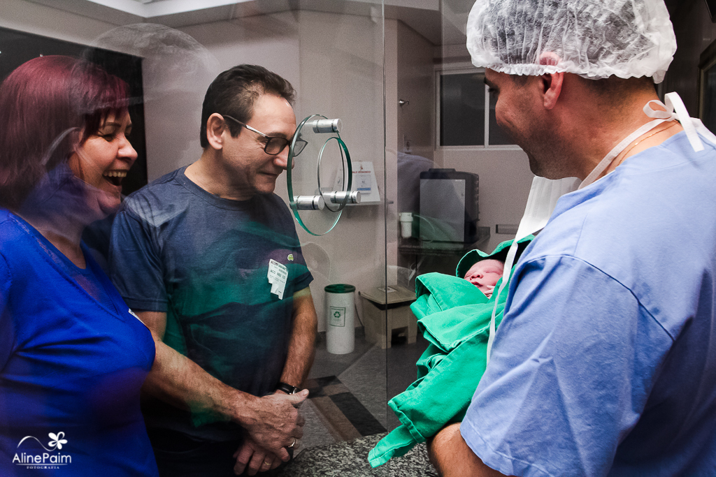 Momento que os avós conhecem o neto Theo, logo depois do seu nascimento. pela fotógrafa de maternidades Aline Paim