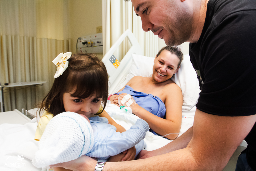 Isadora dando um beijinho no irmãozinho, Fotografia de parto aline paim fotografia