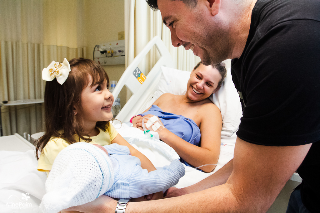 Isadora a irmã mais velha super feliz com seu irmãozinho lindo, e agora a família está completa, foto da fotógrafa aline paim fotografia