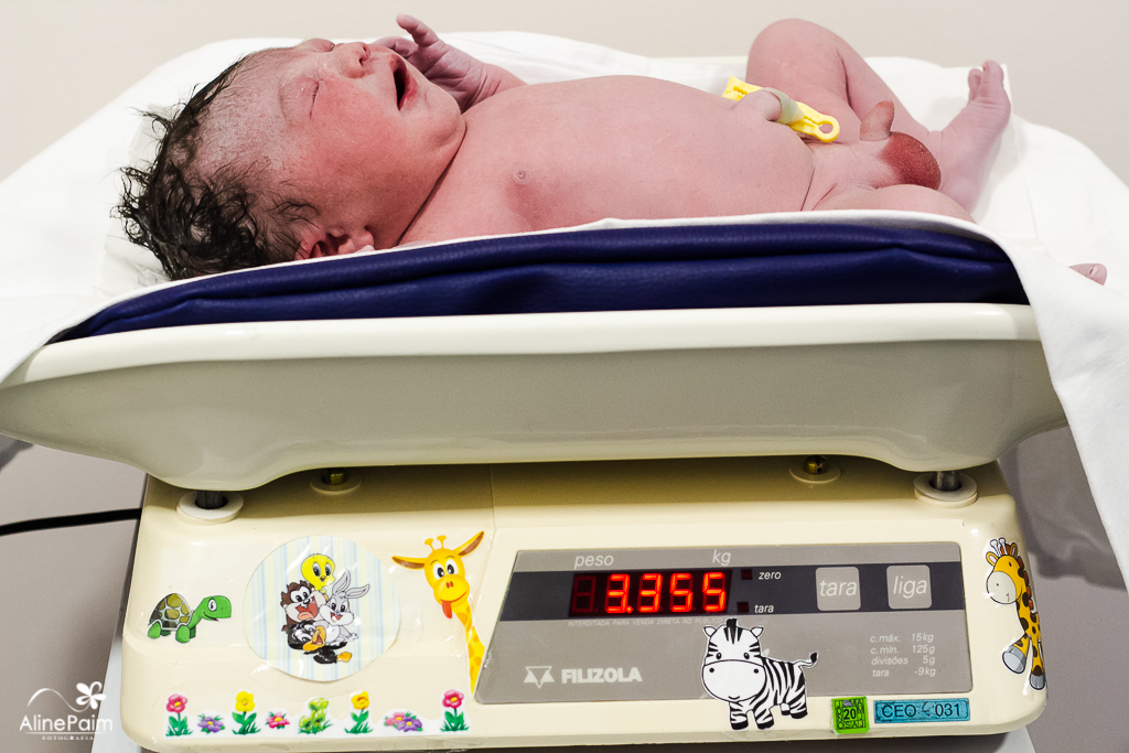 pesando o Theo depois do nascimento, fotografia de nascimento por aline paim fotografia 