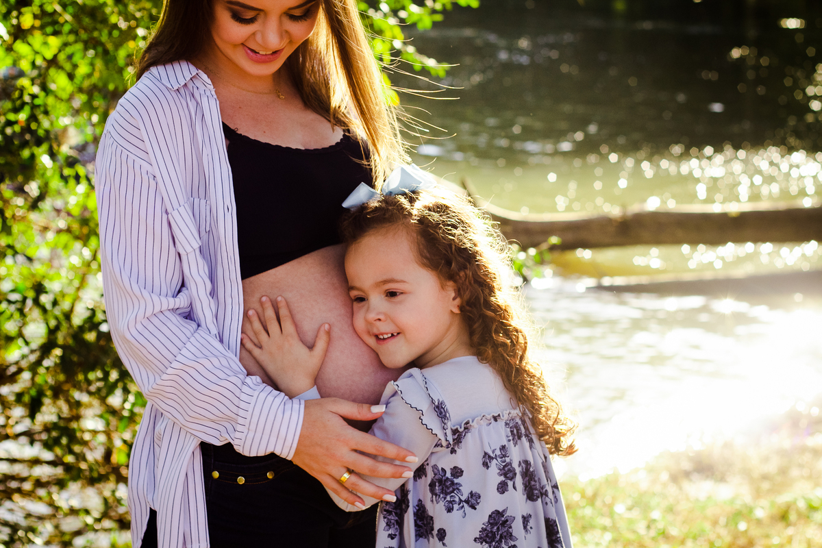 fotografa de gravida, fez a foto da mamãe com seus dois filhos, em um ensaio externo