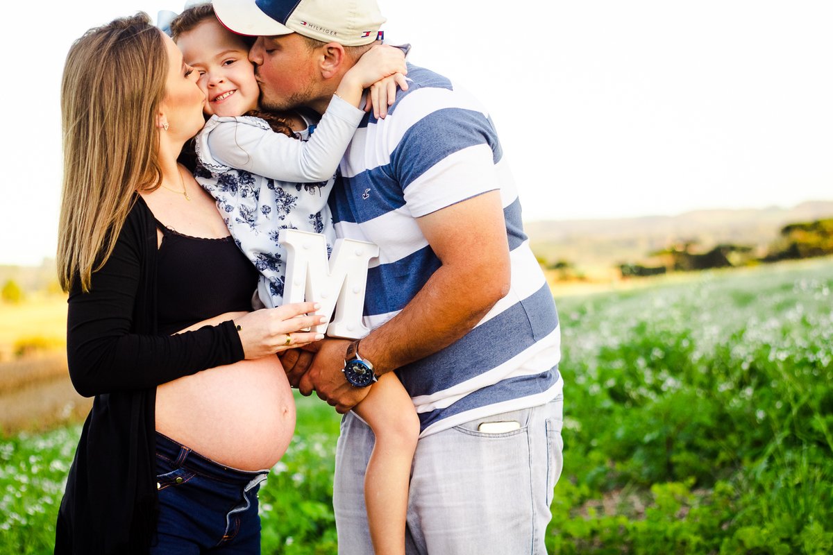 felicidade pura da família esperado pelo bebê Matheus, fotografia de familia book de gestante pela fotografa aline paim 