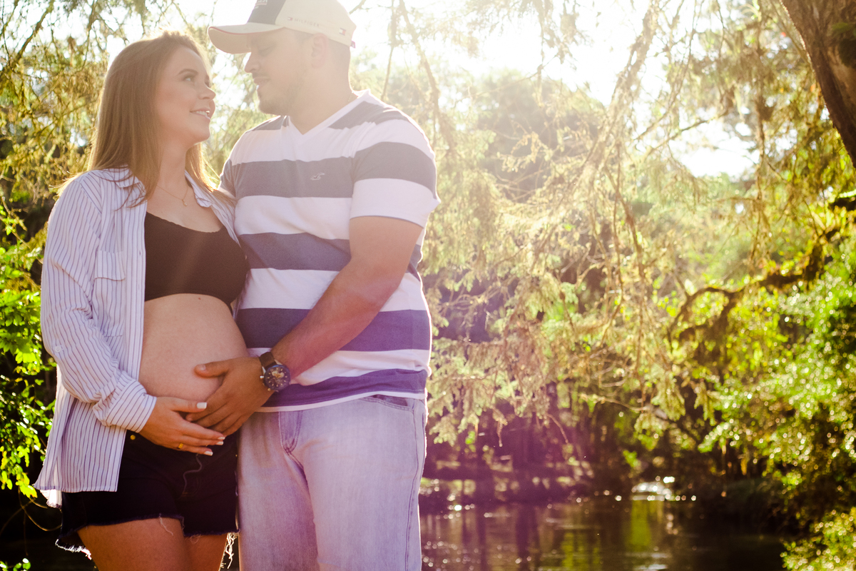 casal esperando seu bebezinho foram fotografados por aline paim em um ensaio externo 