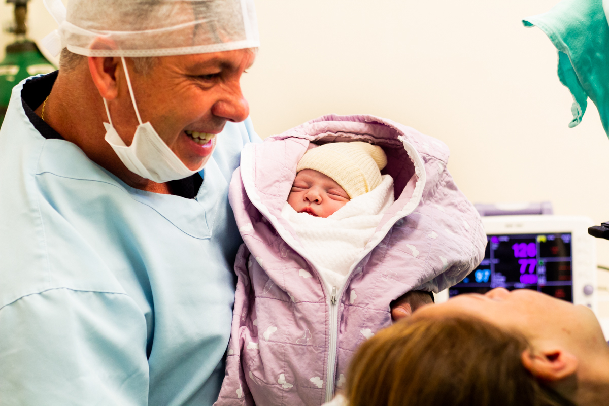 fotografia registrada pela Aline Paim da família feliz logo após o nascimento da Maria Laura, que nasceu no hospital e maternidade rio negrinho em santa catarina