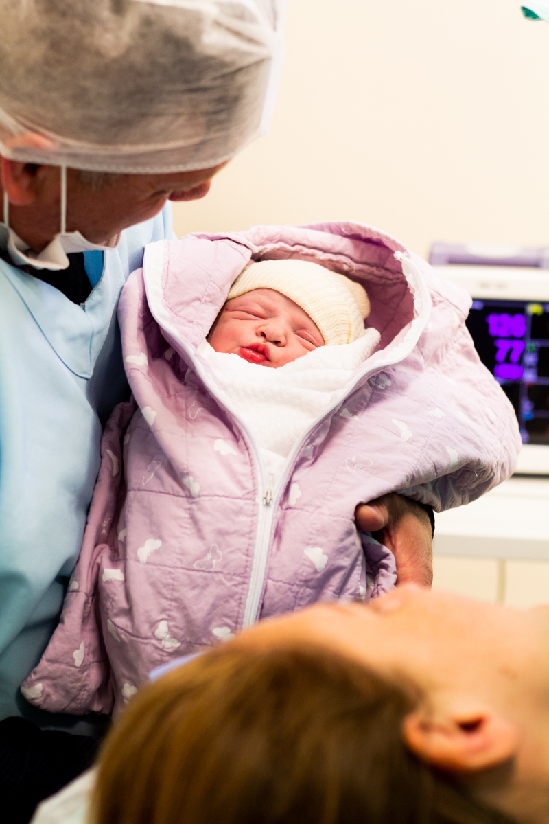 bebe recém nascido muito linda, esta é a maria laura, já sendo fotografa pela fotógrafa de parto Aline Paim fotografia