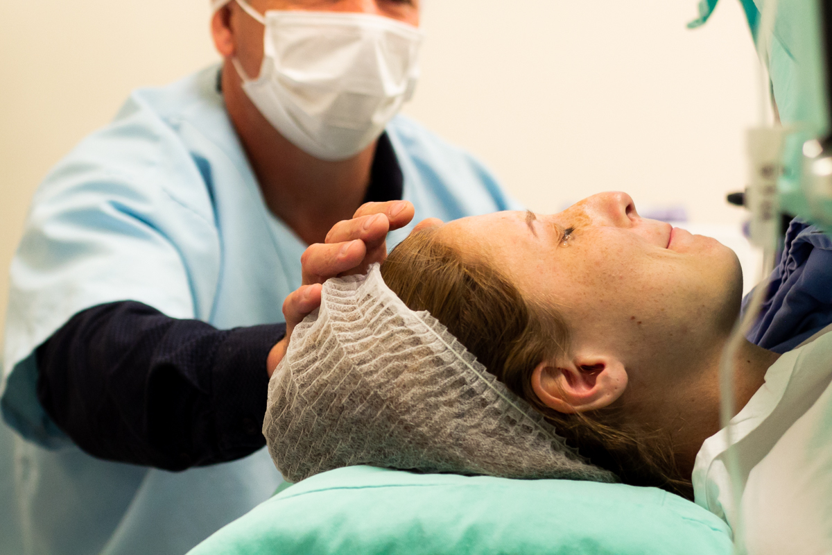 fotografa de parto Aline paim fotografia registrou o momento da emoção antes do parto da bebê maria laura
