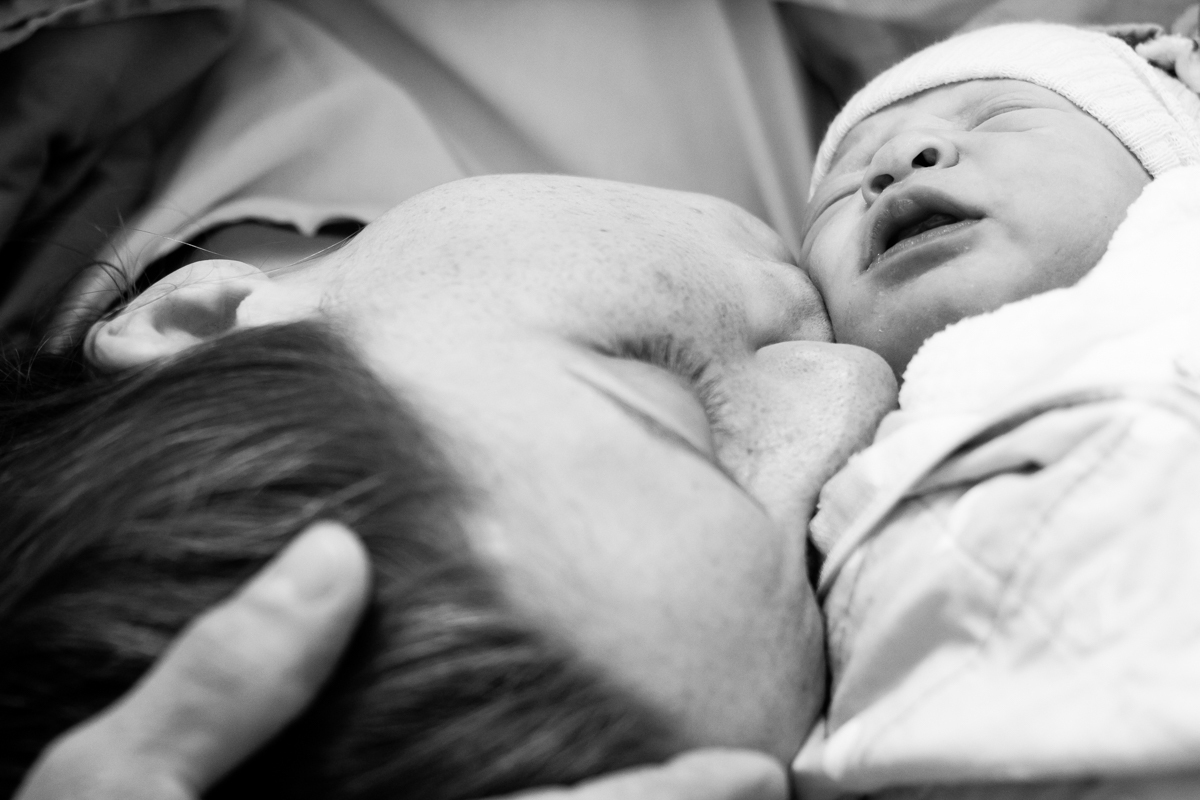 primeiro contato com a mãe, foi muito emocionante na mesma hora a bebê parou de chorar, foto feita pela Aline paim fotografa de família