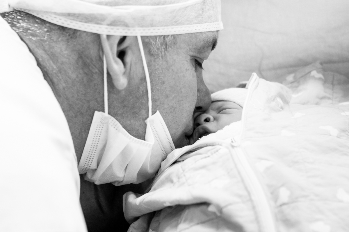 a bebê que nasceu no hospital de rio negrinho no dia 29/06/2019 recebeu o beijo no papai, que estava muito feliz com sua chegada, fotografados pela Aline Paim 