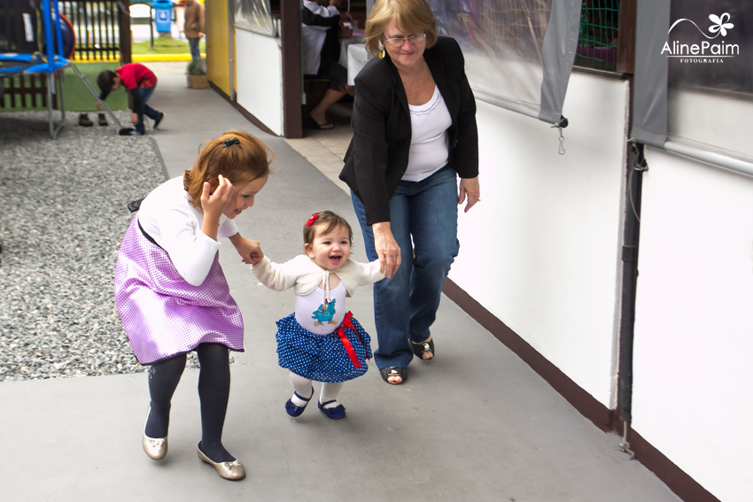 criança feliz na sua festa de 1 ano, festa na ade embraco em joinville 
festa menina tema galinha pintadinha, festa 1 ano galinha pintadinha, fotografia infantil, festa 1 ano,fotografado pela fotografa aline paim