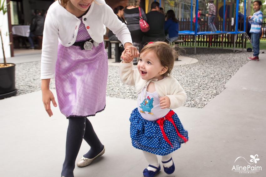 bebe menina com a roupa da galinha pintadinha, 1 ano, festa infantil em joinville