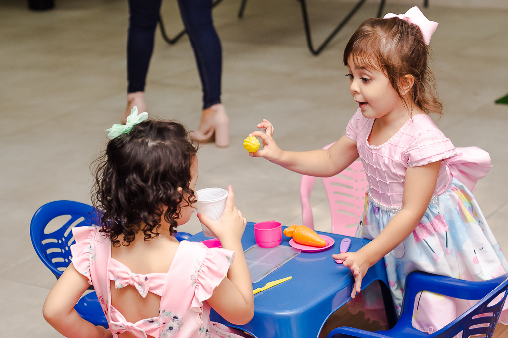 menina brincando, casa de festa, brincanto festas joinville, fotografo para festa infantil em joinville, aline paim, fotografia de familia