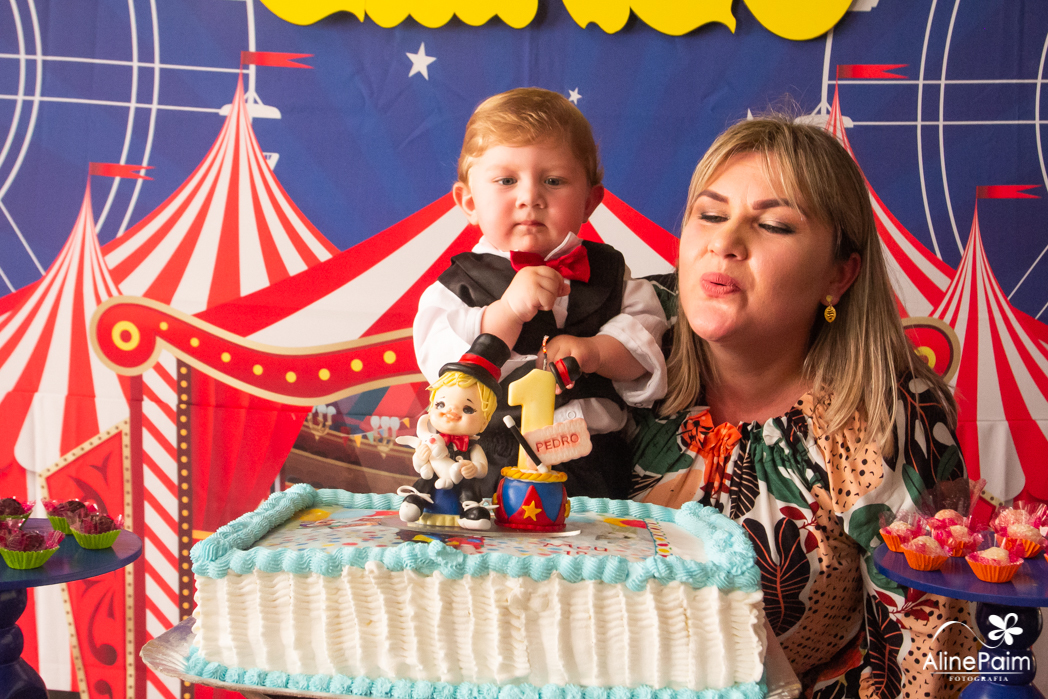 aline paim fotografia registrou o parabens da festa de 1 ano do pedro, festa tema circo, rio negrinho
