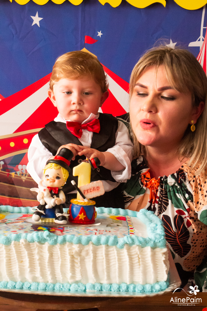 foto assoprando vela, fotografia de festa, aniversario de 1 ano menino, aline paim fotografia, vela personalizada tema circo, vela personalizada