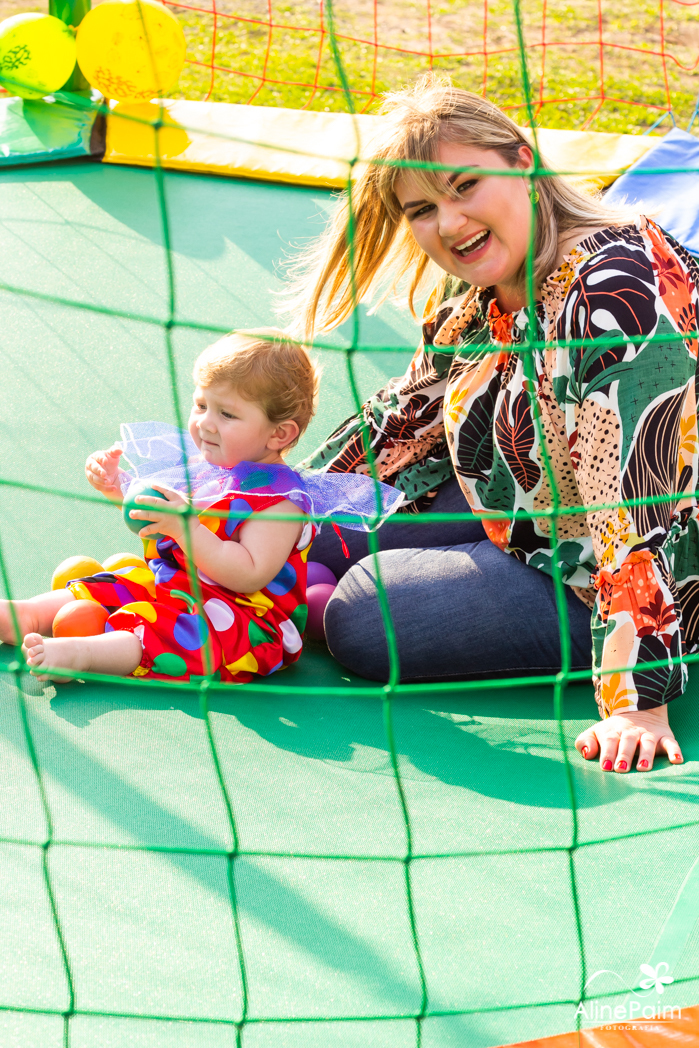bebe com roupa de palhaco, bebe de 1 ano, bebe brincando na cama elastica, bebe e mamae, festa tema circo, roupa bebe tema circo, roupa bebe palhaco